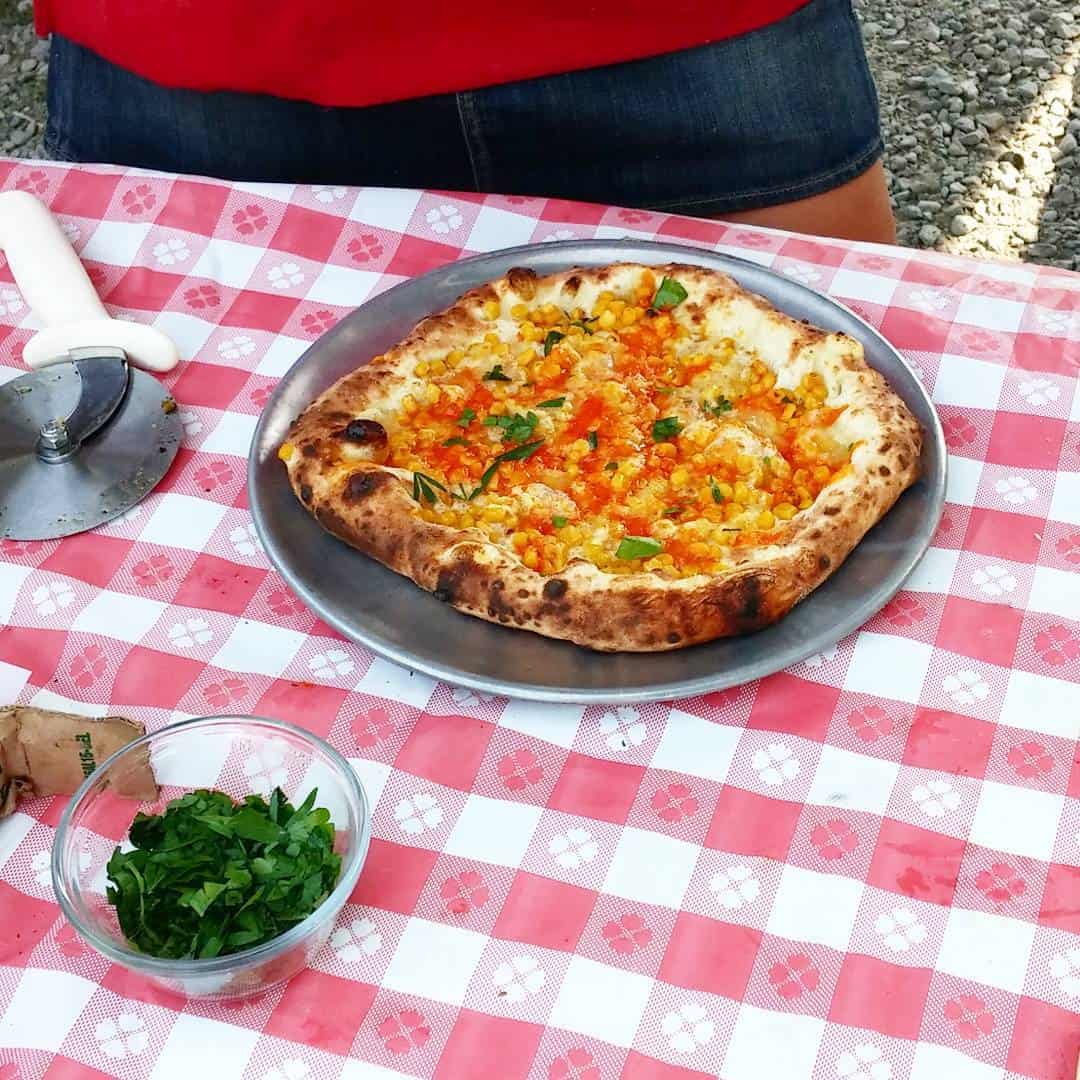 Brick oven pizza at the first #farmtoforkfondo aid station? #yesplease! #cycling #cyclinglife #cyclingfuel #bikeride #womenscycling #womenwhoride #igcycling #picollofondo #aidstation #sponsored #pizza