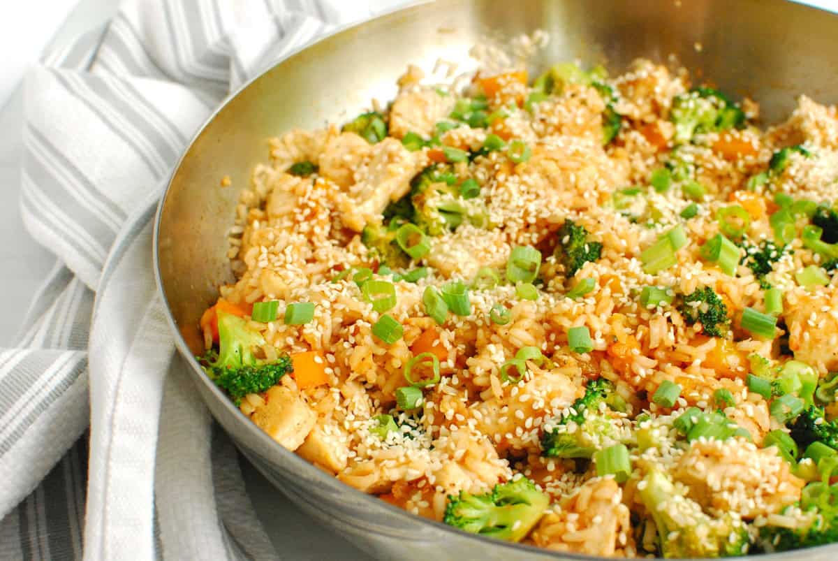 A close up of a pan of easy chicken stir fry.