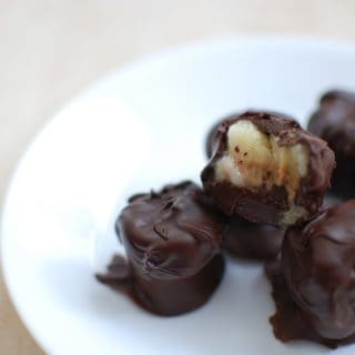 These frozen banana bites made with peanut butter and dark chocolate are perfect when you're craving a sweet treat but want a healthy option! Packed with potassium & healthy fats. | healthy banana dessert | healthy frozen banana bites | banana dessert recipes