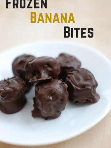 These frozen banana bites made with peanut butter and dark chocolate are perfect when you're craving a sweet treat but want a healthy option! Packed with potassium & healthy fats. | healthy banana dessert | healthy frozen banana bites | banana dessert recipes