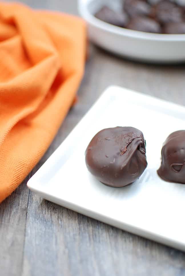 These no bake pumpkin truffles are perfect for a Thanksgiving dessert – or anytime this fall! You’ll only need 5 simple ingredients to make this dairy free recipe.