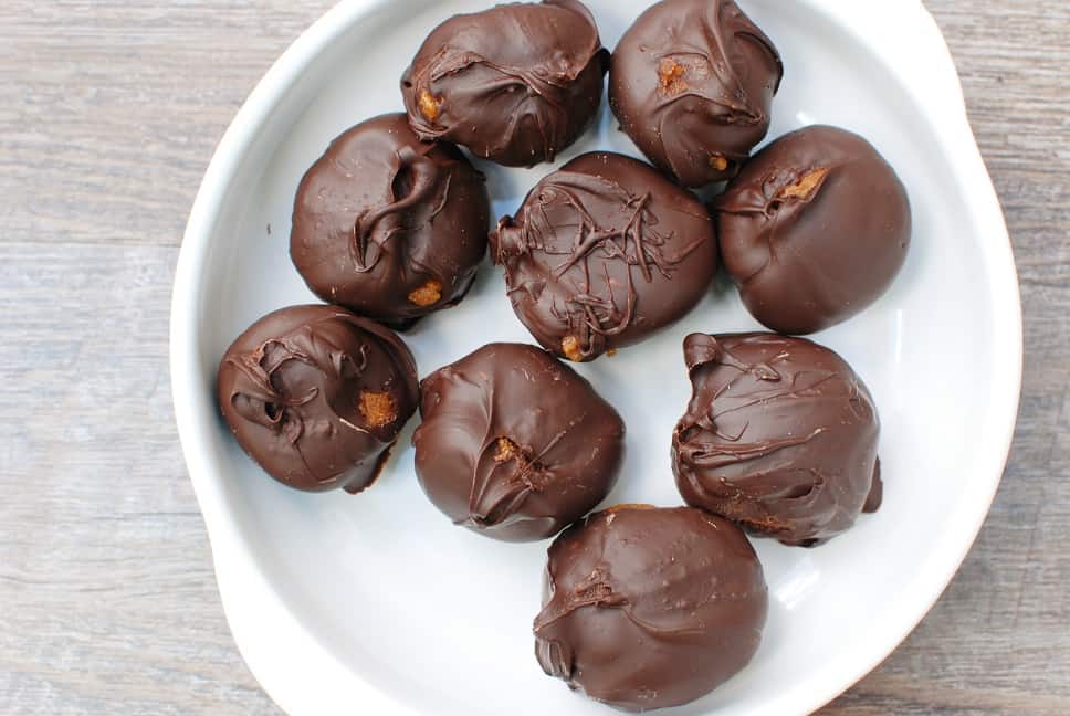 These no bake pumpkin truffles are perfect for a Thanksgiving dessert – or anytime this fall! You’ll only need 5 simple ingredients to make this dairy free recipe.