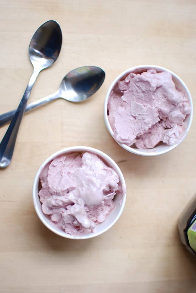 It’s healthy dessert time! This peanut butter and jelly homemade frozen yogurt is made with just 3 ingredients. It’s less than 200 calories, packed with 24 grams of protein, and is fun for the whole family when made “ice cream in a bag” style! 