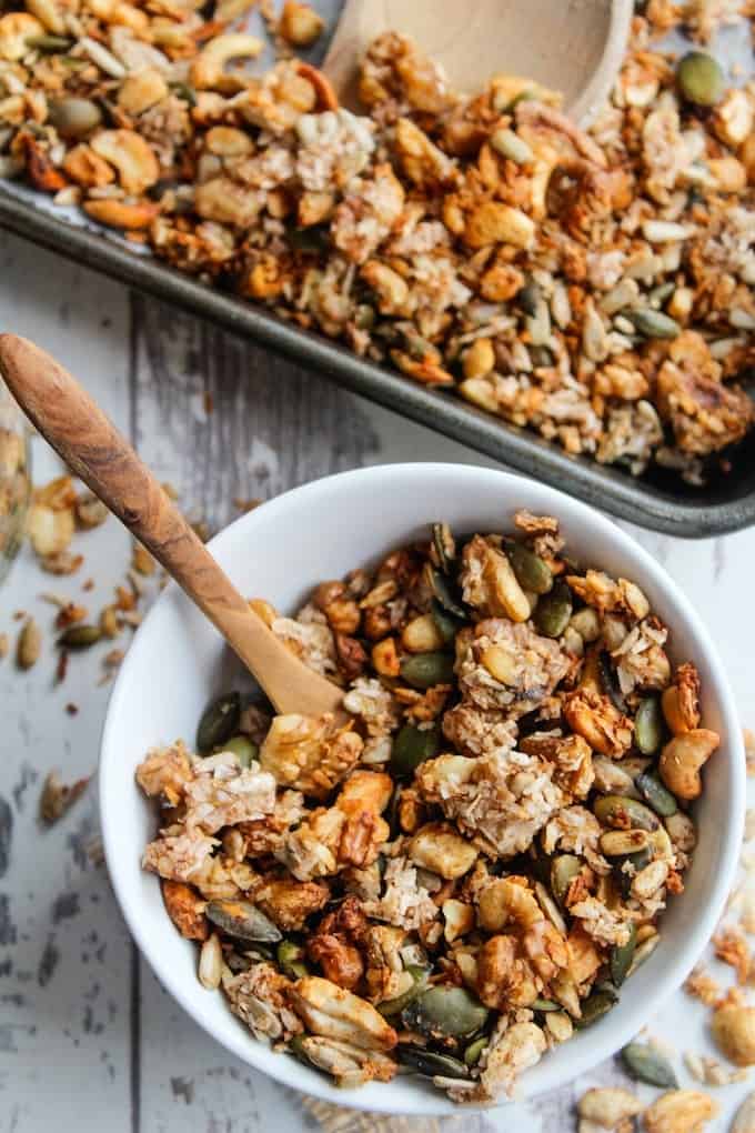 This homemade banana granola is a perfect way to use up overripe bananas! | Healthy Breakfast | Overripe Banana Recipes | Ripe Banana Recipes | Healthy Banana Recipes