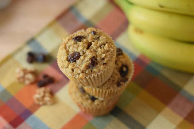 These banana raisin oatmeal cups are a perfect way to use up overripe bananas! | Healthy Snack | Overripe Banana Recipes | Ripe Banana Recipes | Healthy Banana Recipes