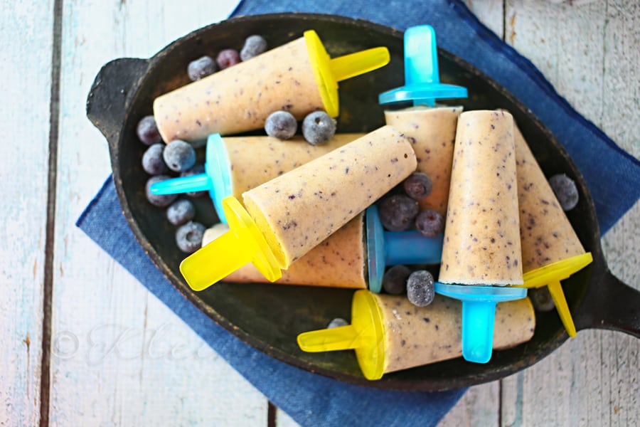 These blueberry banana smoothie popsicles are a perfect way to use up overripe bananas! | Healthy Dessert | Overripe Banana Recipes | Ripe Banana Recipes | Healthy Banana Recipes