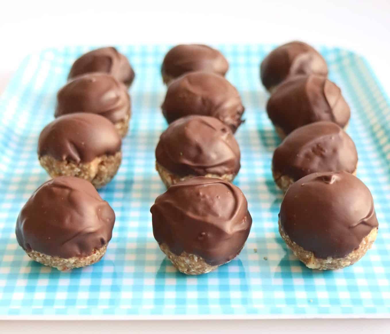 These chocolate banana oat bites are a perfect way to use up overripe bananas! | Healthy Dessert | Overripe Banana Recipes | Ripe Banana Recipes | Healthy Banana Recipes