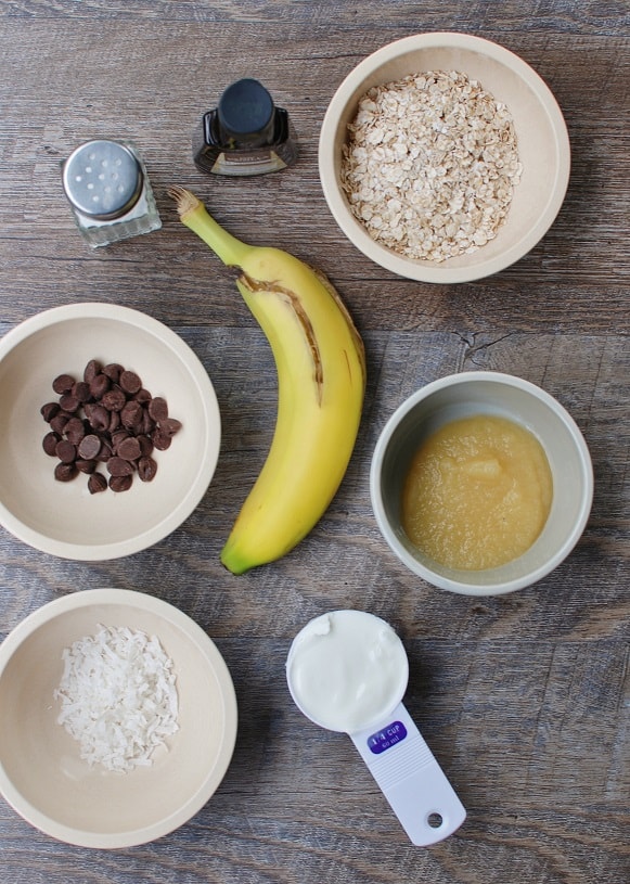 Healthy cookie dough oatmeal will rock your breakfast world! This gluten free recipe is primarily naturally sweetened with banana and yogurt – plus the indulgent addition of a few chocolate chips and shredded coconut.