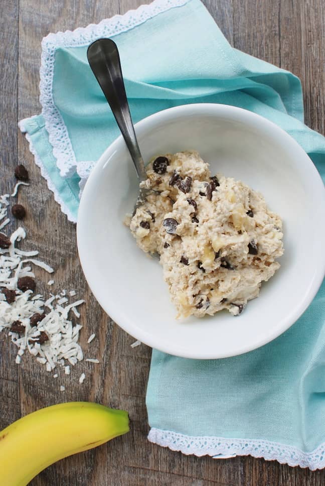 Healthy cookie dough oatmeal will rock your breakfast world! This gluten free recipe is primarily naturally sweetened with banana and yogurt – plus the indulgent addition of a few chocolate chips and shredded coconut.