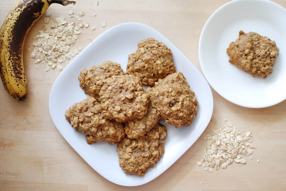 These healthy banana oatmeal cookies are a perfect way to use up overripe bananas! | Healthy Dessert | Overripe Banana Recipes | Ripe Banana Recipes | Healthy Banana Recipes