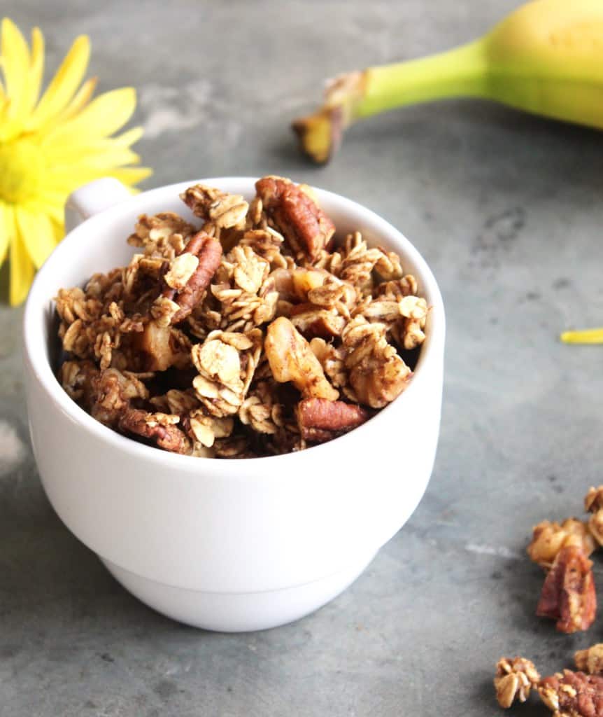 This homemade banana granola is a perfect way to use up overripe bananas! | Healthy Breakfast | Overripe Banana Recipes | Ripe Banana Recipes | Healthy Banana Recipes