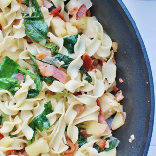 This easy noodle recipe is made with just seven ingredients, including noodles, bacon, apples and spinach. Super simple, super tasty!|