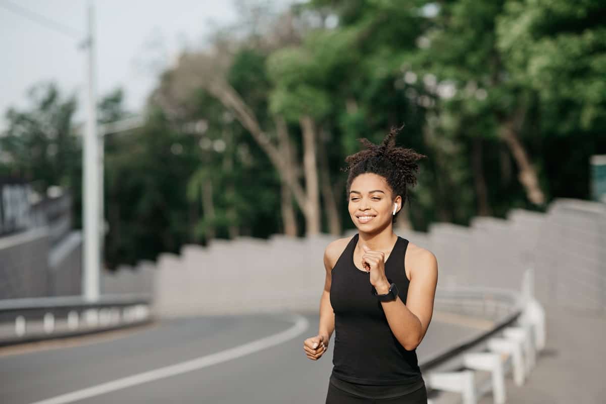 A runner listening to music during fartlek workout