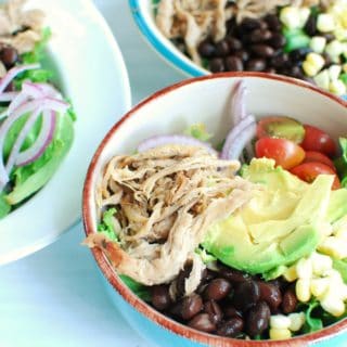 Schüssel Carnitas-Salat mit Schweinefleisch, Tomaten, Mais und Bohnen