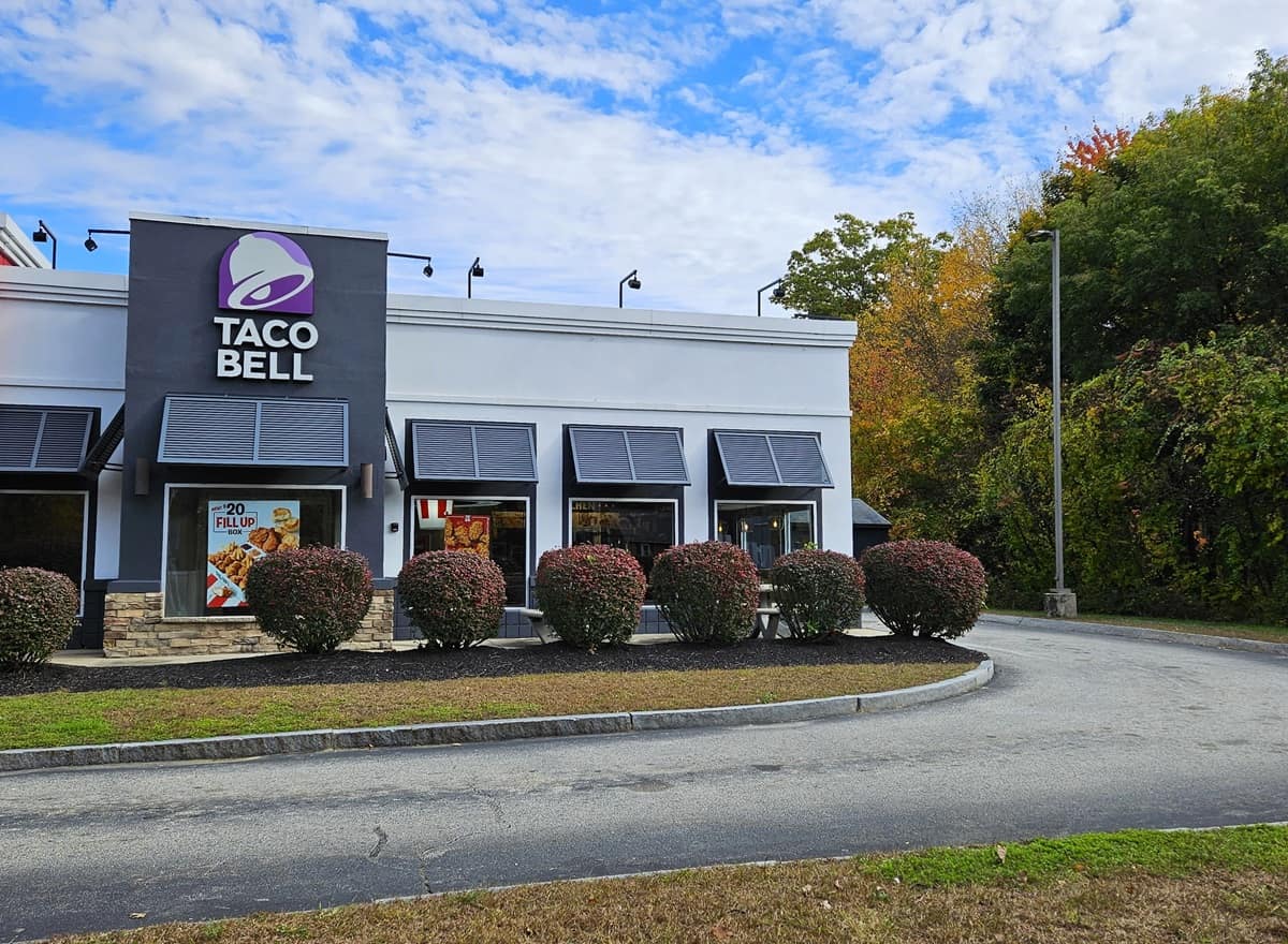 The outside of a Taco Bell restaurant.