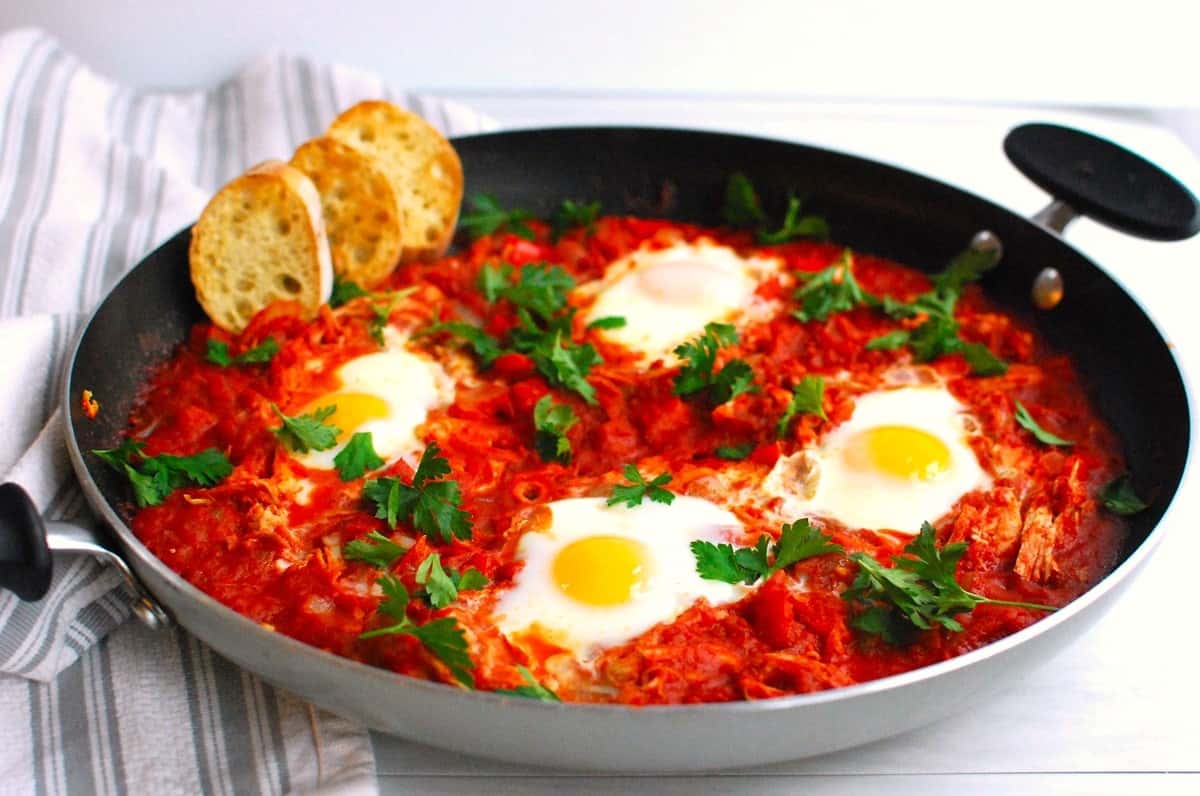 A pan with leftover turkey shakshuka.