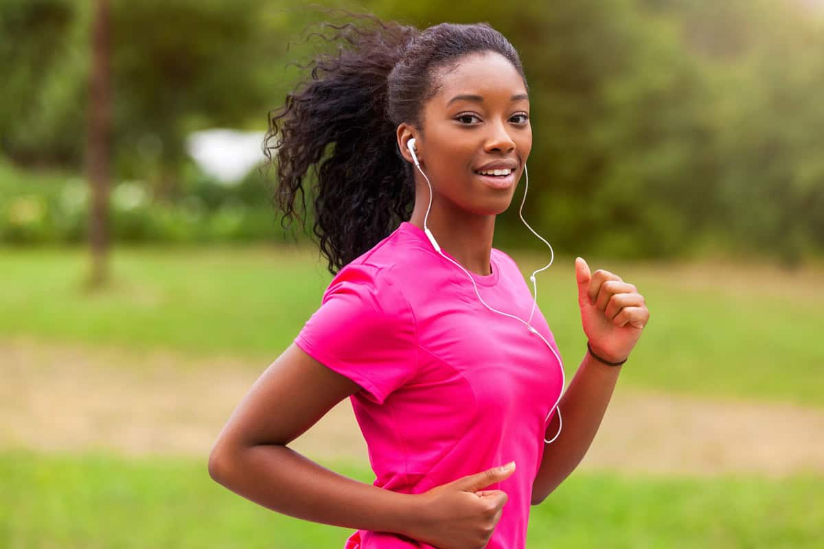 A runner listening to music to help with overstriding.