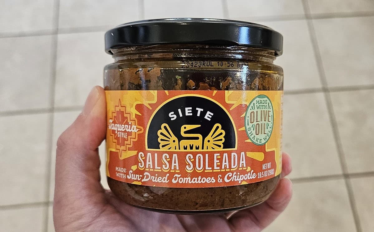 A jar of Siete soleada salsa that's used in the recipe.