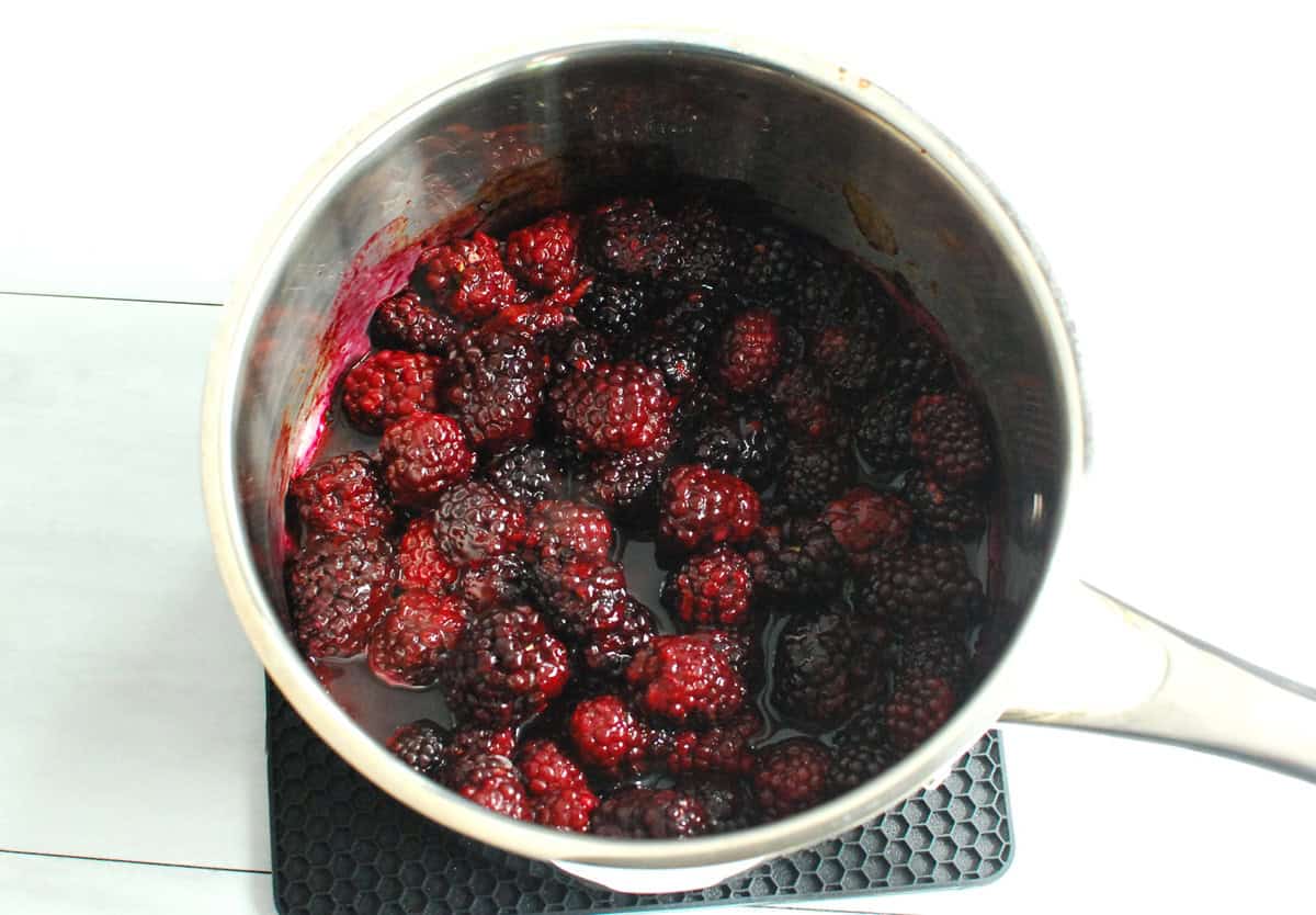 Blackberries and lemon juice in a pot.