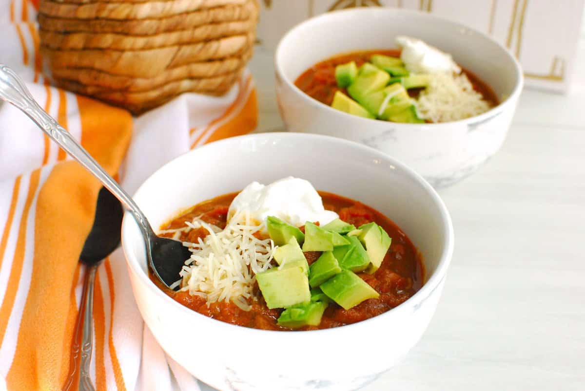 Two bowls of chili made with pumpkin and pumpkin beer.