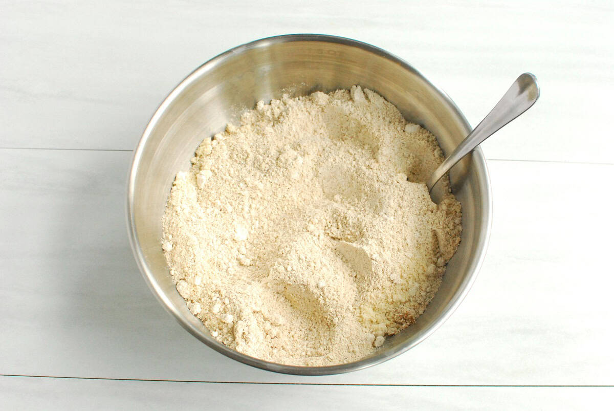 The oat flour, almond flour, cinnamon, ginger, baking powder, baking soda, and salt mixed together in another bowl.